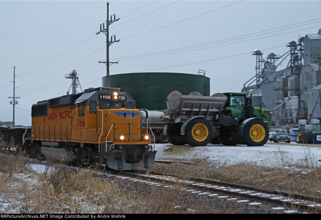 Rolling toward SR 140 and the end of the ex-Milwaukee Road spur